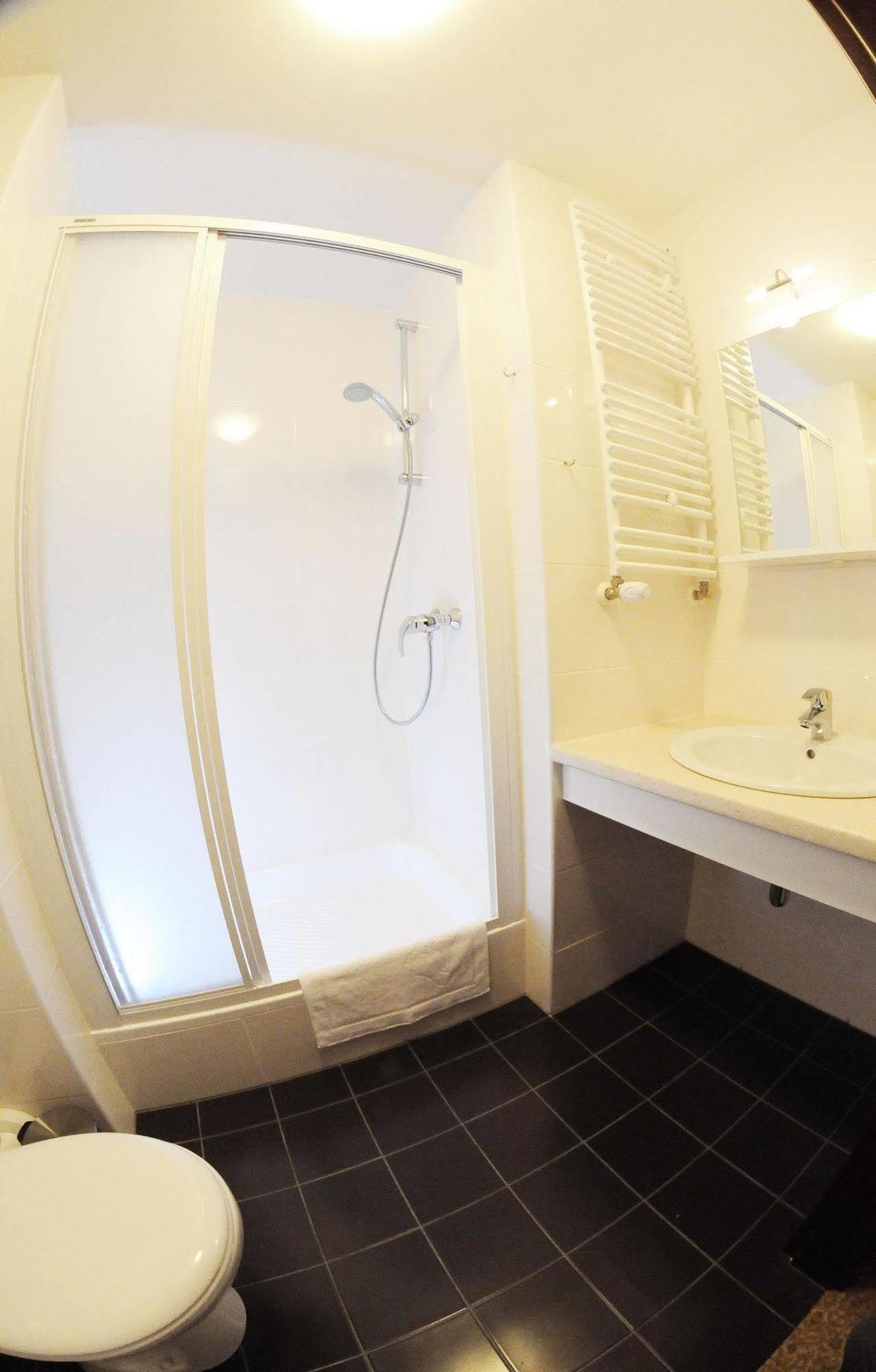 Hotel Iskra By Katowice Airport Пижовице Екстериор снимка